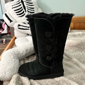 UGG Bailey Button
Triplet Tall Black
Suede/Sheepskin Boots
Womens Size 8